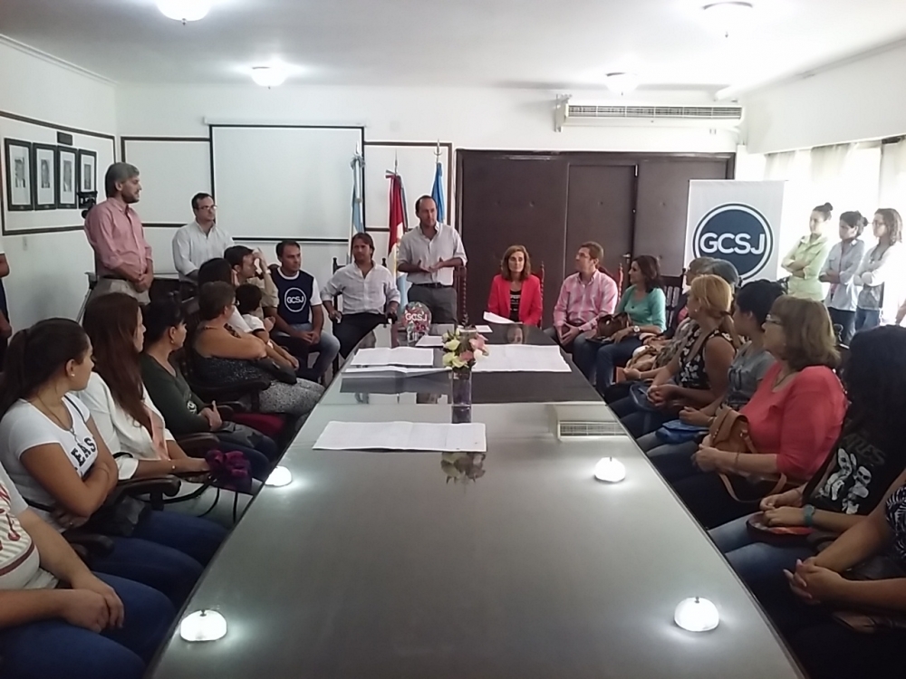 ENTREGA DE BECAS EN EL SALON BLANCO DEL PALACIO MUNICIPAL.