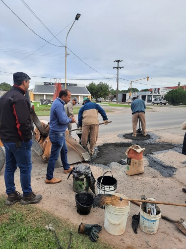 DA INICIO HOY UN NUEVO PROGRAMA DE BACHEO Y BREADO EN TODA LA CIUDAD.