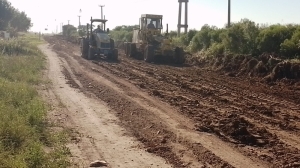 EL MUNICIPIO REALIZA TAREAS DE MEJORAMIENTO DE CAMINOS EN LA ZONA ESTE DE LA PLANTA URBANA.