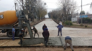 OBRAS PUBLICAS: PAVIMENTO EN LA ZONA OESTE DE LA CIUDAD.