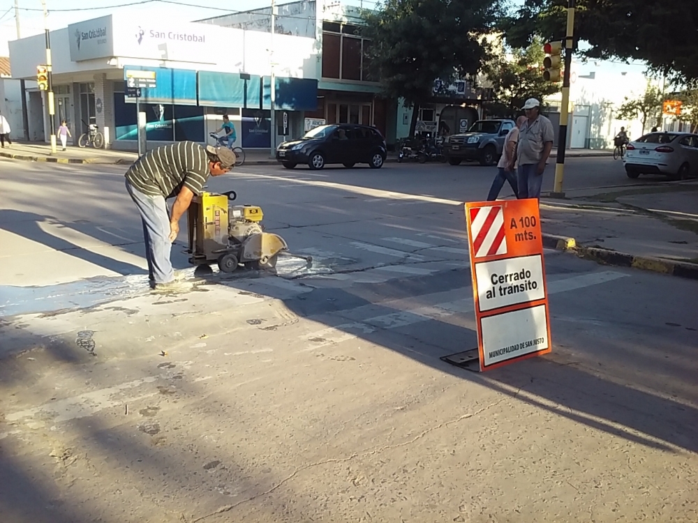 AVANZA EL PLAN DE BACHEO EN LA CIUDAD.