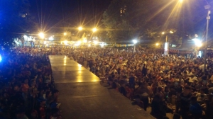 UNA MULTITUD FESTEJO EL CARNAVAL DE LA CIUDAD.