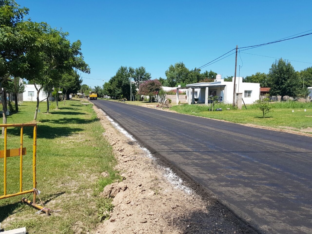 BARRIO LOS ROBLES YA CUENTA CON SU OBRA DE PAVIMENTACION.