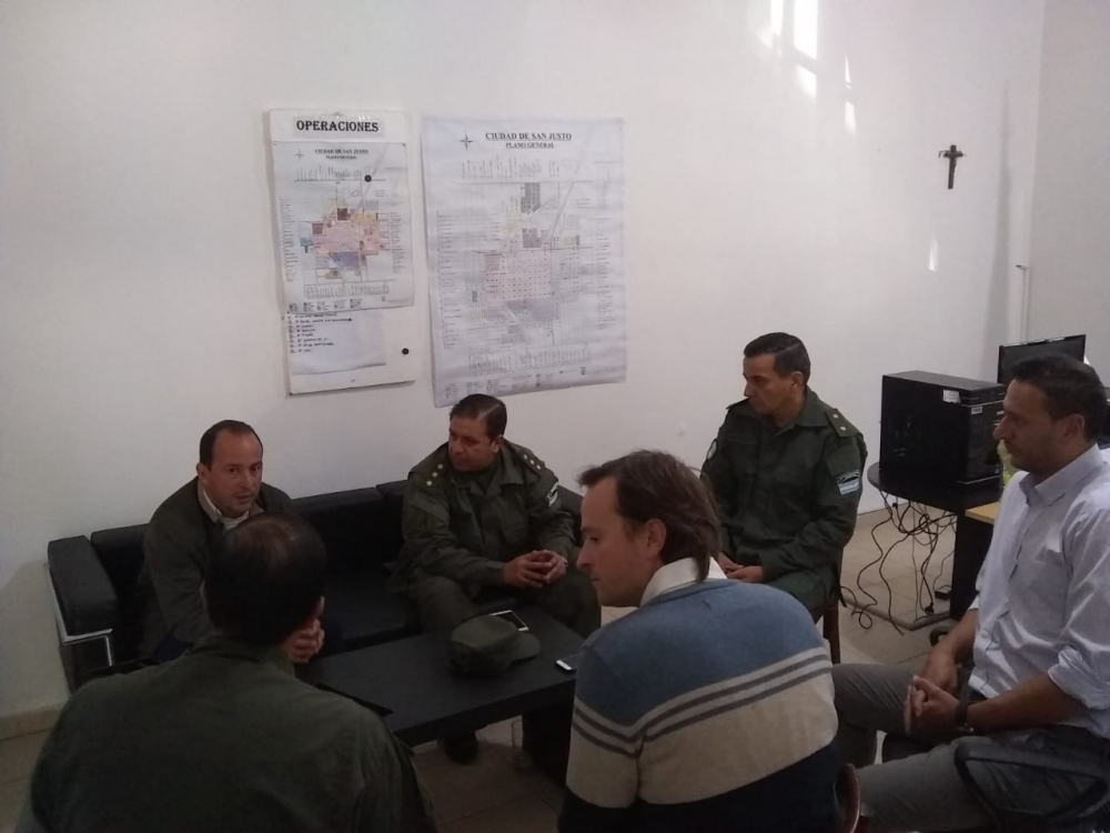 CUESTA E INTEGRANTES DE SU GABINETE SE REUNIERON CON AUTORIDADES DE GENDARMERÍA NACIONAL.